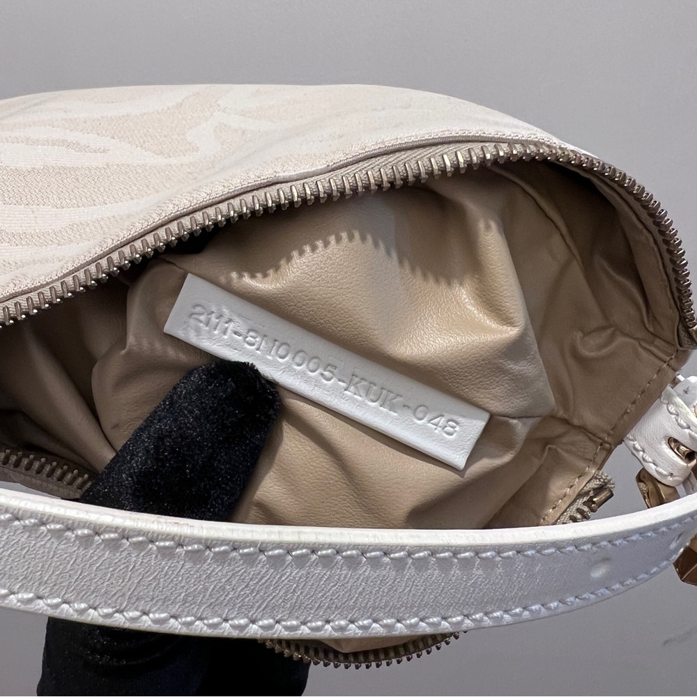 Authentic🤍Vintage FENDI hobo bag.White - Picture 10 of 11